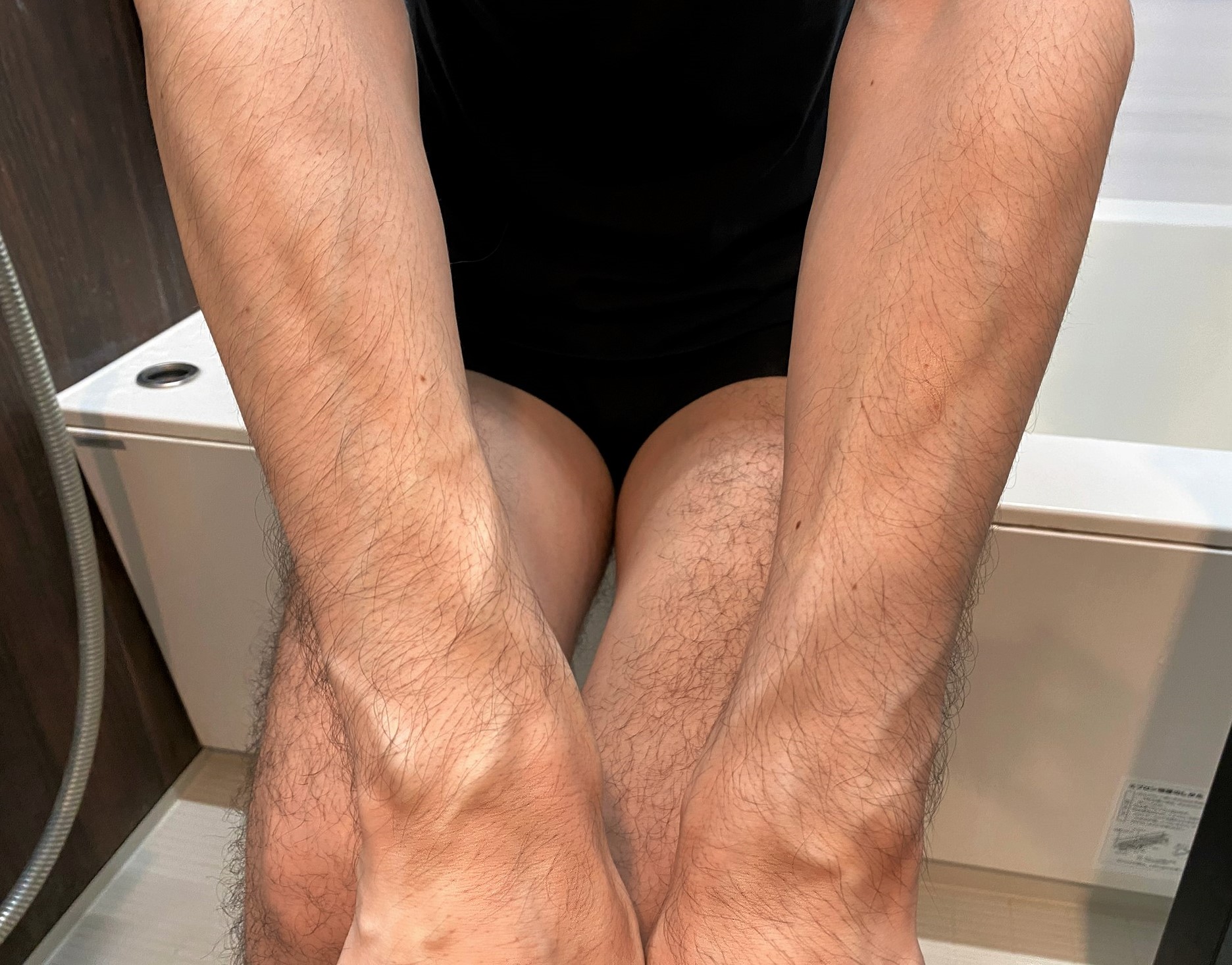スティックシェーバーで腕毛を剃る